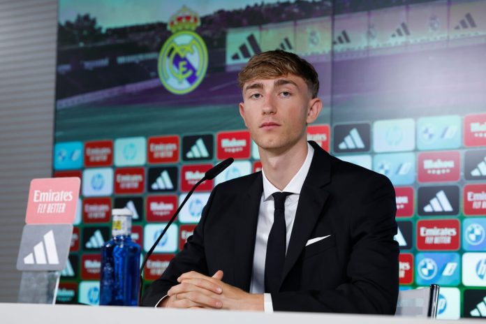 Dean Huijsen Real Madrid Dean Huijsen fue presentado como nuevo jugador del Real Madrid