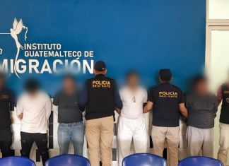 Guatemaltecos deportados de El Paso, Texas capturados. Foto La Hora: PNC