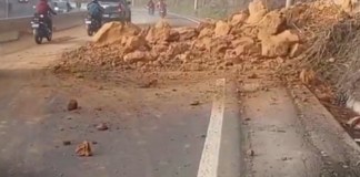 Deslizamiento de tierra en Villa Nueva km 22.5, ruta al Pacífico. Foto La Hora: Captura de Pantalla de Policía Municipal de Tránsito de Villa Nueva