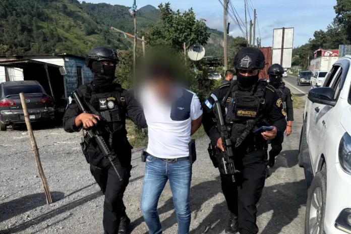 El chino extraditable Autoridades de la PNC expresan que el extraditable, alias