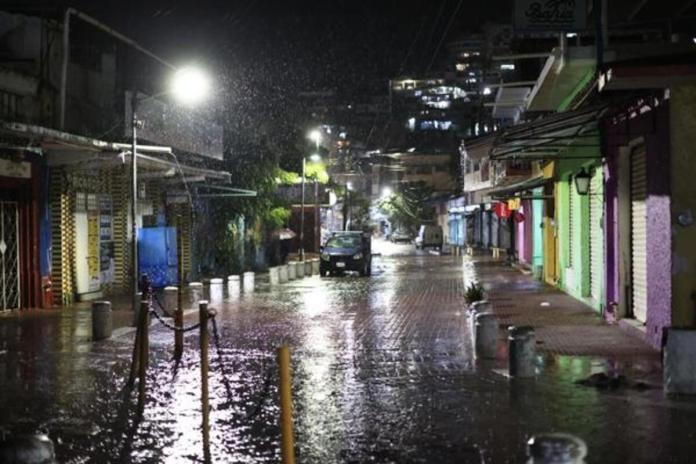 Fotografía de una calle inundada este miércoles, en el balneario de Acapulco en Guerrero (México). El huracán Erick alcanzó la categoría 4 y se dirige hacia las costas de Oaxaca y Guerrero, en el sur de México. Foto La Hora: EFE.
