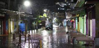 Fotografía de una calle inundada este miércoles, en el balneario de Acapulco en Guerrero (México). El huracán Erick alcanzó la categoría 4 y se dirige hacia las costas de Oaxaca y Guerrero, en el sur de México. Foto La Hora: EFE.