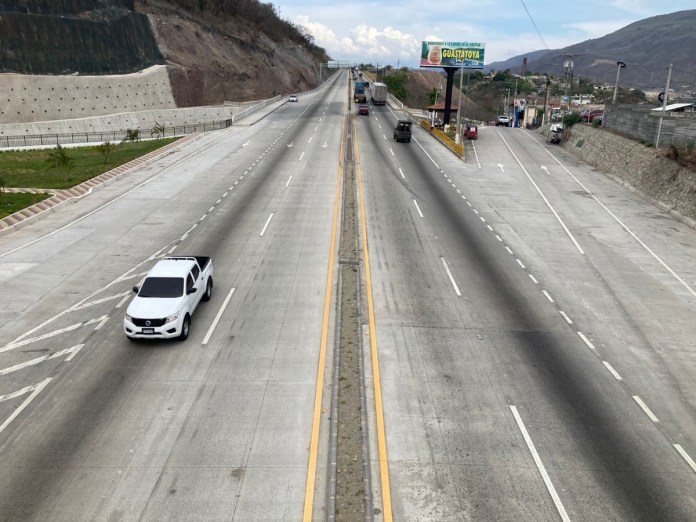 Esta es la cantidad de kilometro de carretera construido en el pais segun el Ministerio de Comunicaciones Esta es la cantidad de kilómetro de carretera construido en el país, según el Ministerio de Comunicaciones