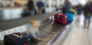 Menor accede a cinta de equipaje en aeropuerto de Nueva Jersey. Foto La Hora: Adobe. Diseño- Roberto Altán.