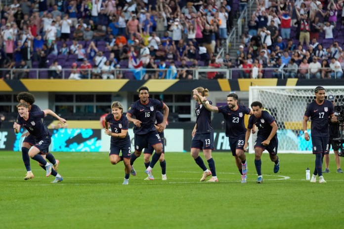 Jugadores de Estados Unidos celebran tras ganar la tanda de penales contra Costa Rica en un partido de cuartos de final de la Copa Oro de la CONCACAF, el domingo 29 de junio de 2025, en Minneapolis. Foto La Hora: AP.