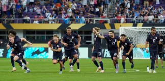 Jugadores de Estados Unidos celebran tras ganar la tanda de penales contra Costa Rica en un partido de cuartos de final de la Copa Oro de la CONCACAF, el domingo 29 de junio de 2025, en Minneapolis. Foto La Hora: AP.