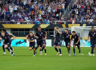 Jugadores de Estados Unidos celebran tras ganar la tanda de penales contra Costa Rica en un partido de cuartos de final de la Copa Oro de la CONCACAF, el domingo 29 de junio de 2025, en Minneapolis. Foto La Hora: AP.