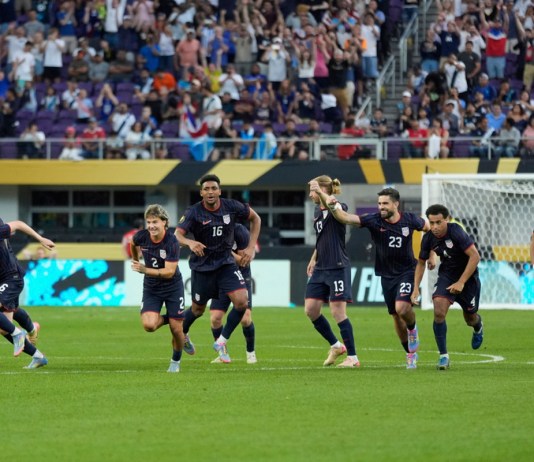 Jugadores de Estados Unidos celebran tras ganar la tanda de penales contra Costa Rica en un partido de cuartos de final de la Copa Oro de la CONCACAF, el domingo 29 de junio de 2025, en Minneapolis. Foto La Hora: AP.