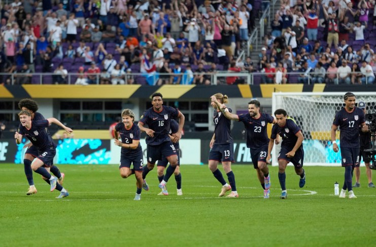 Jugadores de Estados Unidos celebran tras ganar la tanda de penales contra Costa Rica en un partido de cuartos de final de la Copa Oro de la CONCACAF, el domingo 29 de junio de 2025, en Minneapolis. Foto La Hora: AP.