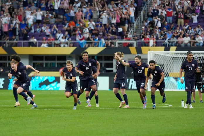 Gold Cup Costa Rica US Soccer Jugadores de Estados Unidos celebran tras ganar la tanda de penales contra Costa Rica en un partido de cuartos de final de la Copa Oro de la CONCACAF, el domingo 29 de junio de 2025, en Minneapolis. Foto La Hora: AP.
