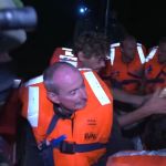 Miembros de la marina Israelí entregando agua a los tripulantes de la "Flotilla de la Libertad" que fueron interceptados. Foto La Hora: Captura de Pantalla