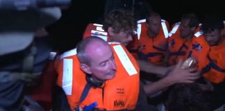 Miembros de la marina Israelí entregando agua a los tripulantes de la "Flotilla de la Libertad" que fueron interceptados. Foto La Hora: Captura de Pantalla