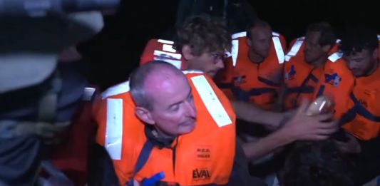 Miembros de la marina Israelí entregando agua a los tripulantes de la "Flotilla de la Libertad" que fueron interceptados. Foto La Hora: Captura de Pantalla
