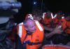 Miembros de la marina Israelí entregando agua a los tripulantes de la "Flotilla de la Libertad" que fueron interceptados. Foto La Hora: Captura de Pantalla