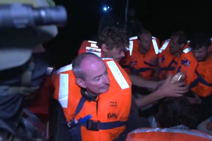 Flotilla de la libertad interceptada por Gaza Miembros de la marina Israelí entregando agua a los tripulantes de la
