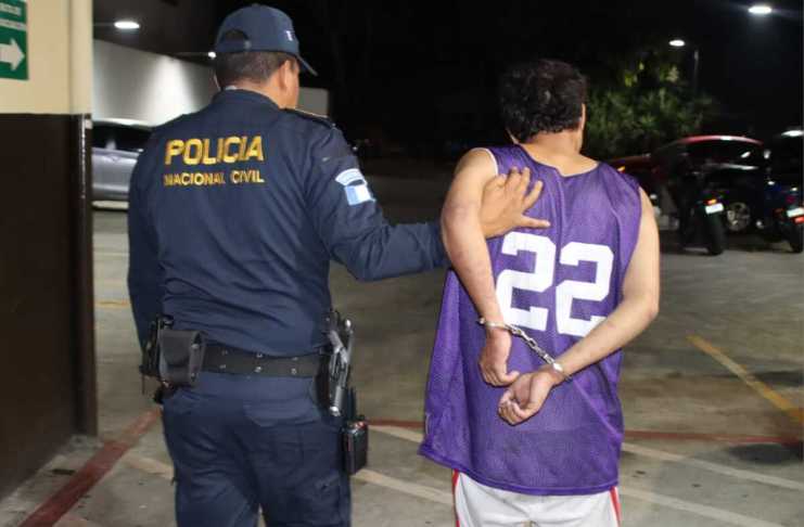 Un menor y un hombre, presuntos pandilleros del Barrio 18, son capturados tras ser sindicados de ser los atacantes de un supuesto pandillero del Barrio 18 en zona 6 de Mixco