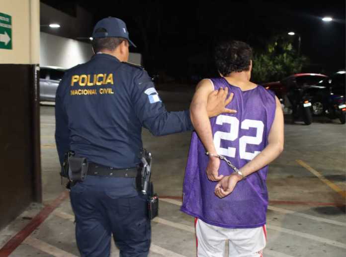 Gs-RB4GWoAAJZOk (1) Un menor y un hombre, presuntos pandilleros del Barrio 18, son capturados tras ser sindicados de ser los atacantes de un supuesto pandillero del Barrio 18 en zona 6 de Mixco