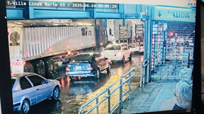 Lluvias en la ciudad capital afectarán tráfico tras acumulación de vehículos por retiro de vehículos de transporte pesado.