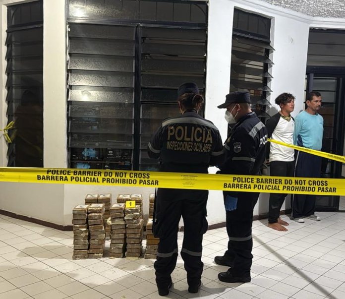 Autoridades de El Salvador localizaron paquetes de cocaína escondidos en una lancha con rumbo a Guatemala. Foto La Hora: Gustavo Villatoro