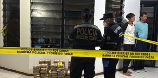 Autoridades de El Salvador localizaron paquetes de cocaína escondidos en una lancha con rumbo a Guatemala. Foto La Hora: Gustavo Villatoro