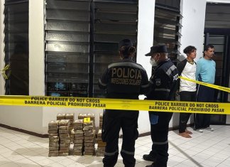 Autoridades de El Salvador localizaron paquetes de cocaína escondidos en una lancha con rumbo a Guatemala. Foto La Hora: Gustavo Villatoro