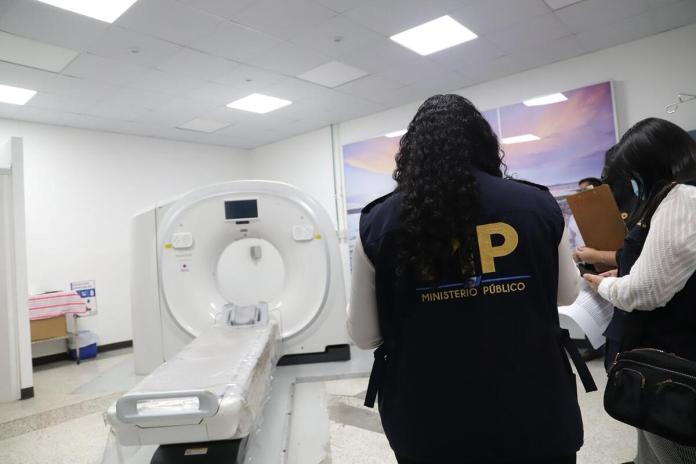 Autoridades del Ministerio Público (MP), realizan una inspección ocular en el Hospital General San Juan de Dios en seguimiento a la adjudicación e instalación de un tomógrafo.