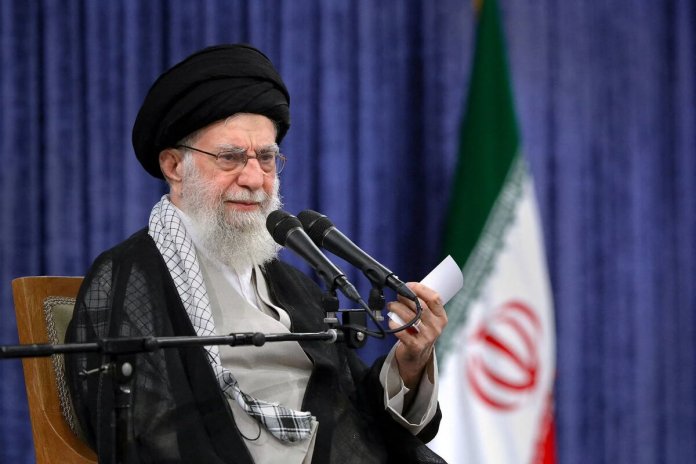 Líder supremo de Irán, según reporta The New York Times, ha nombrado a tres sucesores en caso de morir por ataques israelíes o estadounidenses.