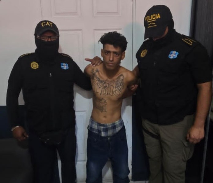 Un salvadoreño incluido en la lista de los 100 más buscados del país vecino fue expulsado de Guatemala este sábado 14 de junio. Foto La Hora: PNC Un salvadoreño incluido en la lista de los 100 más buscados del país vecino fue expulsado de Guatemala este sábado 14 de junio. Foto La Hora: PNC
