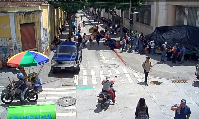 GtqRTRnWkAA6Sfu (1) Autoridades de la PMT de Guatemala han dado a conocer que debido a la reubicación de afilidos del STEG, estos impiden el paso vehicular hacia Casa Presidencial.