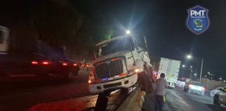 Cisterna empotrada en CA-9 sur complica tránsito afirma PMT de Villa Nueva Una cisterna que transportaba combustible quedó empotrada en un separador vial en el kilómetro 22.5 de la ruta CA-9 sur, misma que complicó en tránsito, afirma la PMT de Villa Nueva.