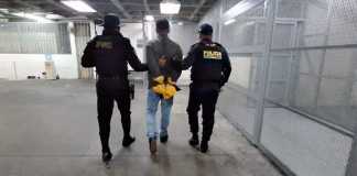 Alias «Caradura» es capturado mientras se fugaba tras ataque armado contra pandilleros MS-13 Alias "Caradura" fue capturado por agentes de la PNC luego de presuntamente orquestas un ataque armado en contra de tres presuntos pandilleros de la Mara Salvatrucha.