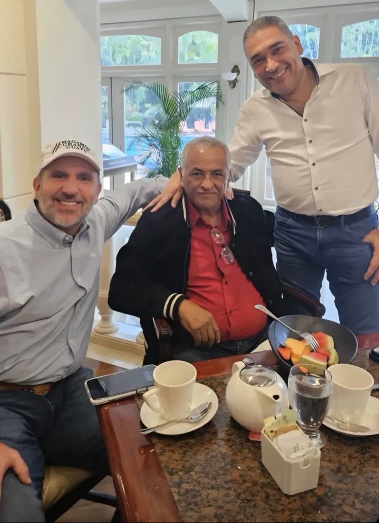 En la fotografía: Roberto Arzú García-Granados, expresidenciable de Podemos; Enrique Arredondo, alcalde de Nueva Santa Rosa; y Luis Aguirre, jefe de bloque de Cabal. Foto La Hora: RRSS