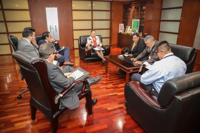 De izquierda a derecha. Ángel Pineda, Dimas Jiménez, Erick Estuardo Schaeffer, Consuelo Porras, y personal del Juzgado de Paz Penal. Foto La Hora: MP
