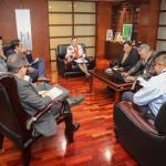 De izquierda a derecha. Ángel Pineda, Dimas Jiménez, Erick Estuardo Schaeffer, Consuelo Porras, y personal del Juzgado de Paz Penal. Foto La Hora: MP