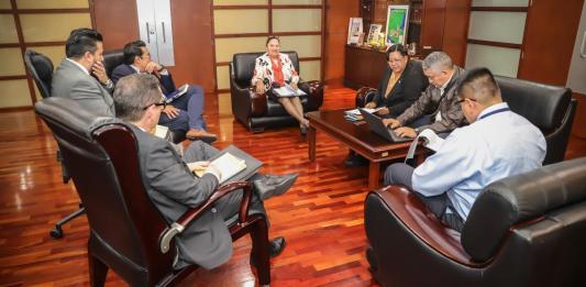 De izquierda a derecha. Ángel Pineda, Dimas Jiménez, Erick Estuardo Schaeffer, Consuelo Porras, y personal del Juzgado de Paz Penal. Foto La Hora: MP