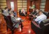 De izquierda a derecha. Ángel Pineda, Dimas Jiménez, Erick Estuardo Schaeffer, Consuelo Porras, y personal del Juzgado de Paz Penal. Foto La Hora: MP