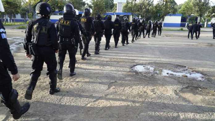 Agentes de la PNC realizan una requisa en el centro carcelario conocido como Pavón, en busca de ilícitos.