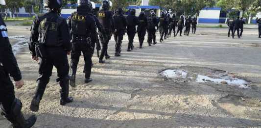 Agentes de la PNC realizan una requisa en el centro carcelario conocido como Pavón, en busca de ilícitos.