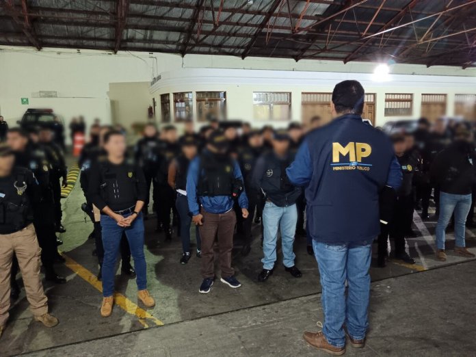MP y PNC realizan 14 diligencias de allanamiento en el municipio de Mixco en busca de indicios relacionados con asesinatos realizados por el Barrio 18.
