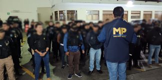 Diligencias en Mixco buscan indicios por asesinatos cometidos por el Barrio 18 MP y PNC realizan 14 diligencias de allanamiento en el municipio de Mixco en busca de indicios relacionados con asesinatos realizados por el Barrio 18.