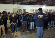 Diligencias en Mixco buscan indicios por asesinatos cometidos por el Barrio 18 MP y PNC realizan 14 diligencias de allanamiento en el municipio de Mixco en busca de indicios relacionados con asesinatos realizados por el Barrio 18.