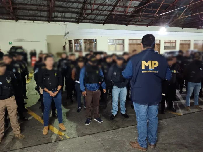 GuXkHHGWkAAl9xF (2) MP y PNC realizan 14 diligencias de allanamiento en el municipio de Mixco en busca de indicios relacionados con asesinatos realizados por el Barrio 18.