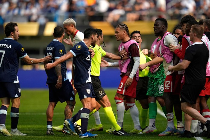 Jugadores de Canadá y Guatemala son frenados por árbitros durante la segunda mitad de un partido de cuartos de final de la Copa Oro de la CONCACAF, el domingo 29 de junio de 2025, en Minneapolis. Foto La Hora: AP