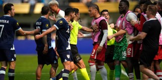 Jugadores de Canadá y Guatemala son frenados por árbitros durante la segunda mitad de un partido de cuartos de final de la Copa Oro de la CONCACAF, el domingo 29 de junio de 2025, en Minneapolis. Foto La Hora: AP