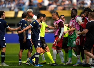 Jugadores de Canadá y Guatemala son frenados por árbitros durante la segunda mitad de un partido de cuartos de final de la Copa Oro de la CONCACAF, el domingo 29 de junio de 2025, en Minneapolis. Foto La Hora: AP