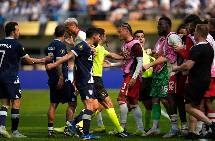Jugadores de Canadá y Guatemala son frenados por árbitros durante la segunda mitad de un partido de cuartos de final de la Copa Oro de la CONCACAF, el domingo 29 de junio de 2025, en Minneapolis. Foto La Hora: AP