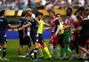 Jugadores de Canadá y Guatemala son frenados por árbitros durante la segunda mitad de un partido de cuartos de final de la Copa Oro de la CONCACAF, el domingo 29 de junio de 2025, en Minneapolis. Foto La Hora: AP