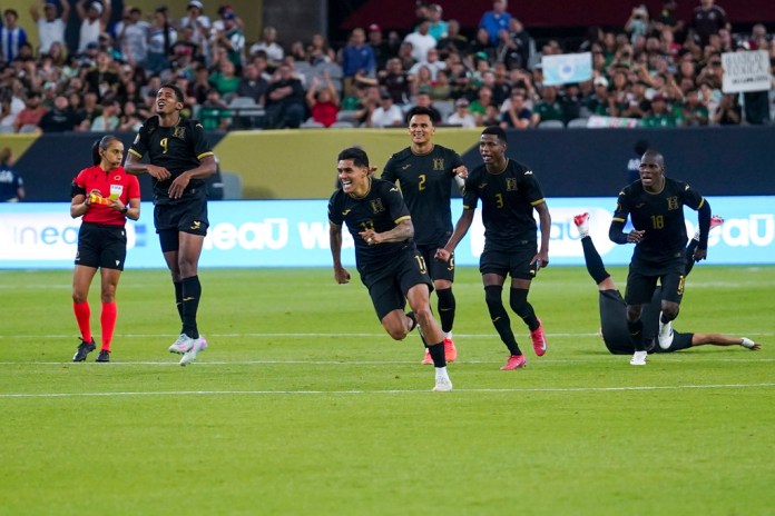 Gold Cup Panama Honduras Soccer Jugadores de Honduras celebran la victoria en penales durante un partido de cuartos de final de la Copa Oro de la CONCACAF contra Panamá, el sábado 28 de junio de 2025, en Glendale, Arizona. Foto La Hora: AP,