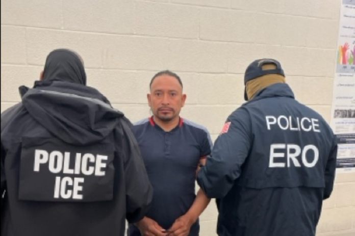 Agentes de ICE San Diego capturan a inmigrante guatemalteco que presuntamente presentaba cinco órdenes de captura por conducción en estado de ebriedad.