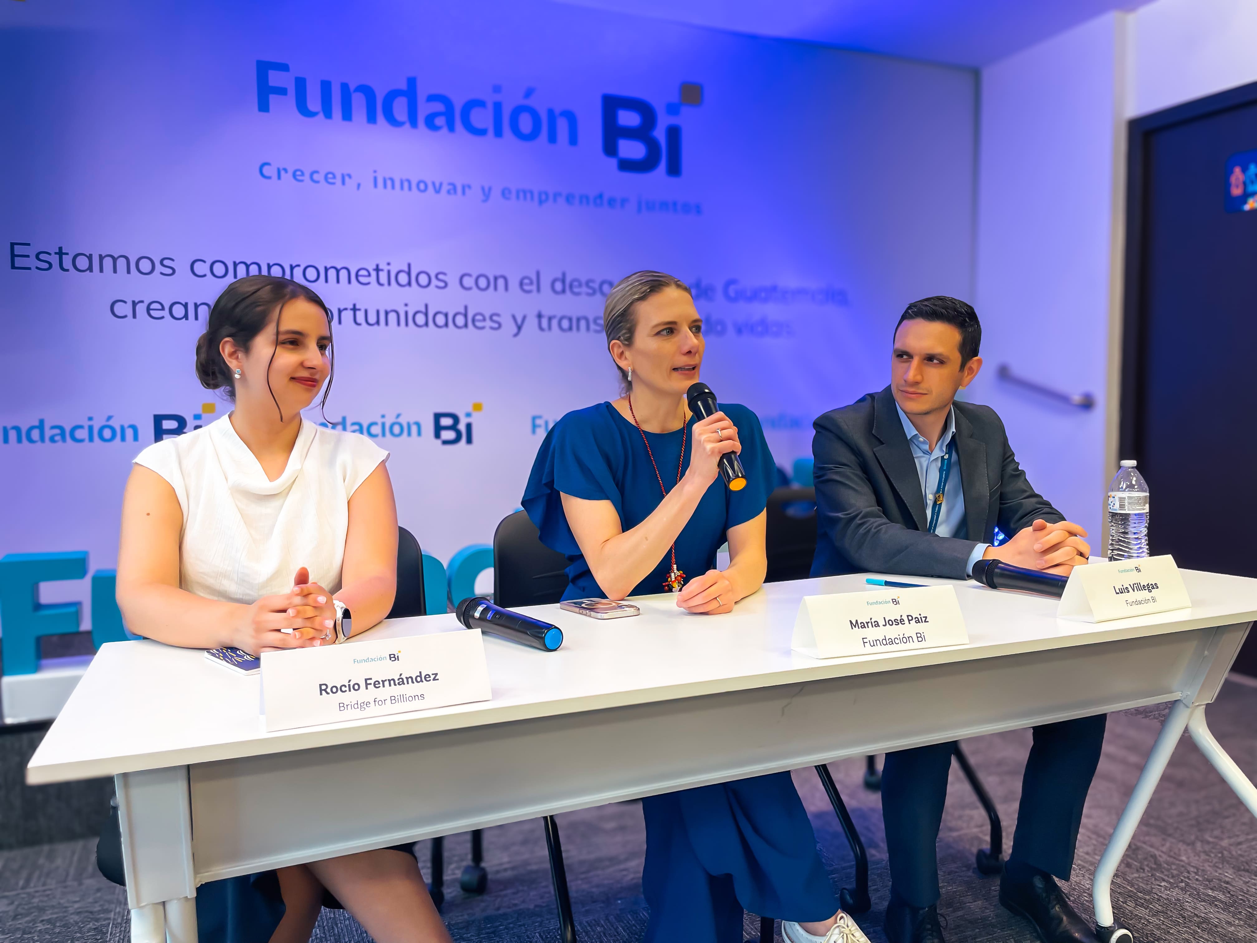 De izquierda a derecha: Rocío Fernández, Program Manager de Bridge of Billons; María José Paiz, Gerente General de Fundación Bi; y Luis Villegas, Jefe del eje Emprender de Fundación Bi. Foto: La Hora/ Víctor García.